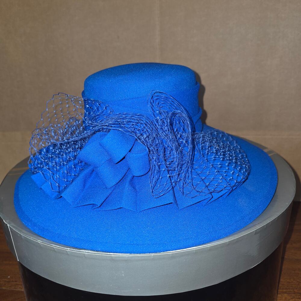 NWT CaraMia vibrant blue orunded sun hat, with ribbon, bows and‎ decorative net
